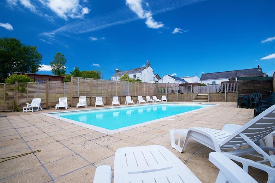Beautiful Willow Lodge 67-4-6 Persons-Private Hot Tub-Pet Friendly-Tranquil Holiday Away From It All Yet Not Far To St Austell-The Holiday Home Has Two Bedrooms, Living & Dining Area, Equipped Kitchen -Decking-Al Fresco Dining-Fishing Lakes-Pet Frien Grampound Exterior foto